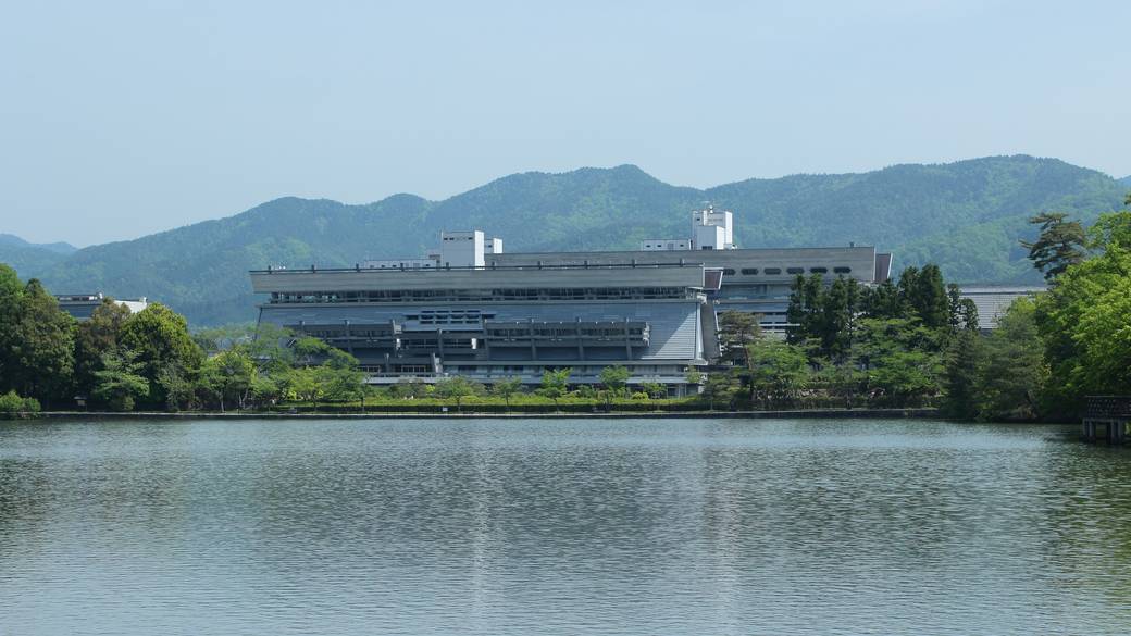 近代建築美を堪能しつつ
クラシカルなランチを / 2