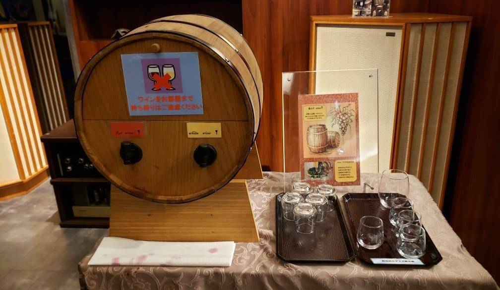 ラウンジのドリンクサービス / 3