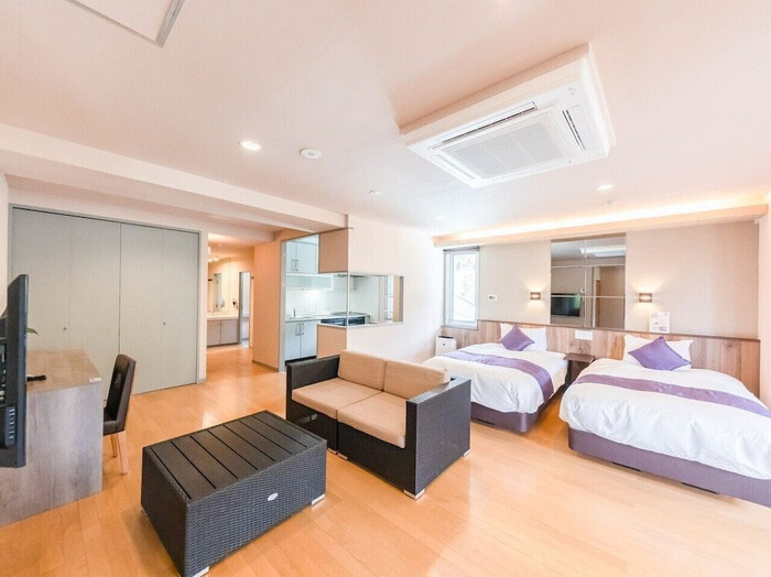 全室「シモンズ」のベッドを使用。サウナ後にごろりと寝転がれば一瞬で寝られそう