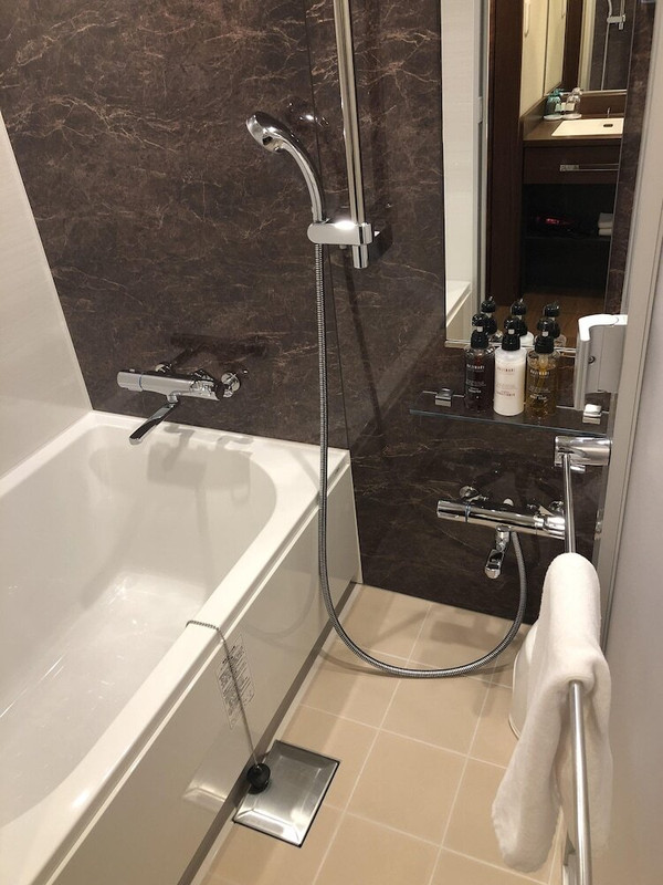 バスルームのシャワー