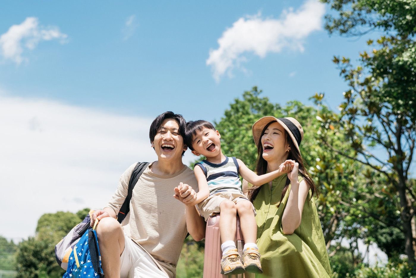 夏休みに家族旅行に行く笑顔の親子・子育てファミリー