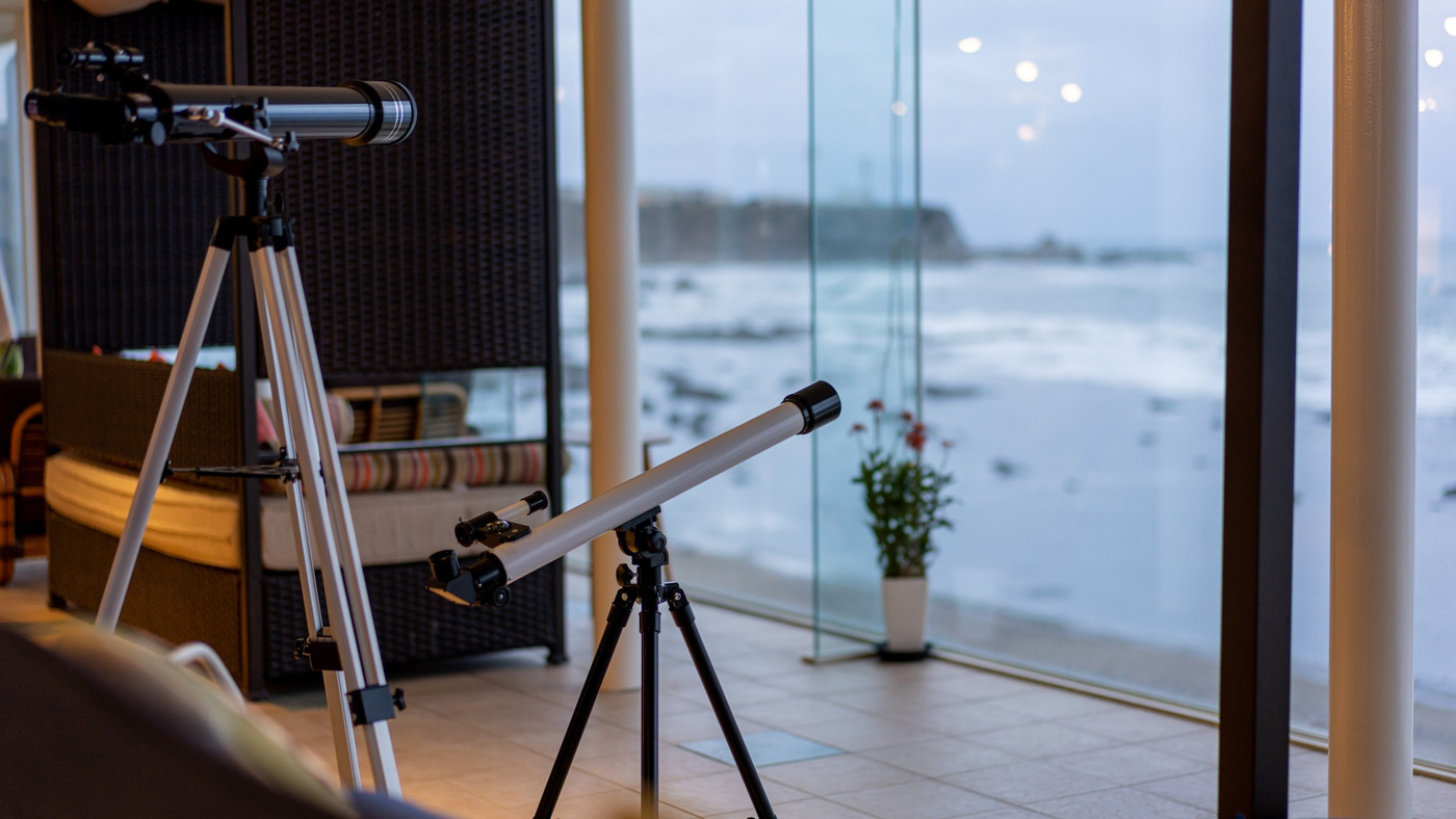 大きな窓から日の入りを眺めて、ふたりの穏やかな時間を3527684