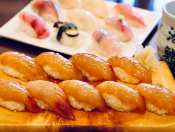 伊豆大島・べっこう寿司（ヨコ位置）