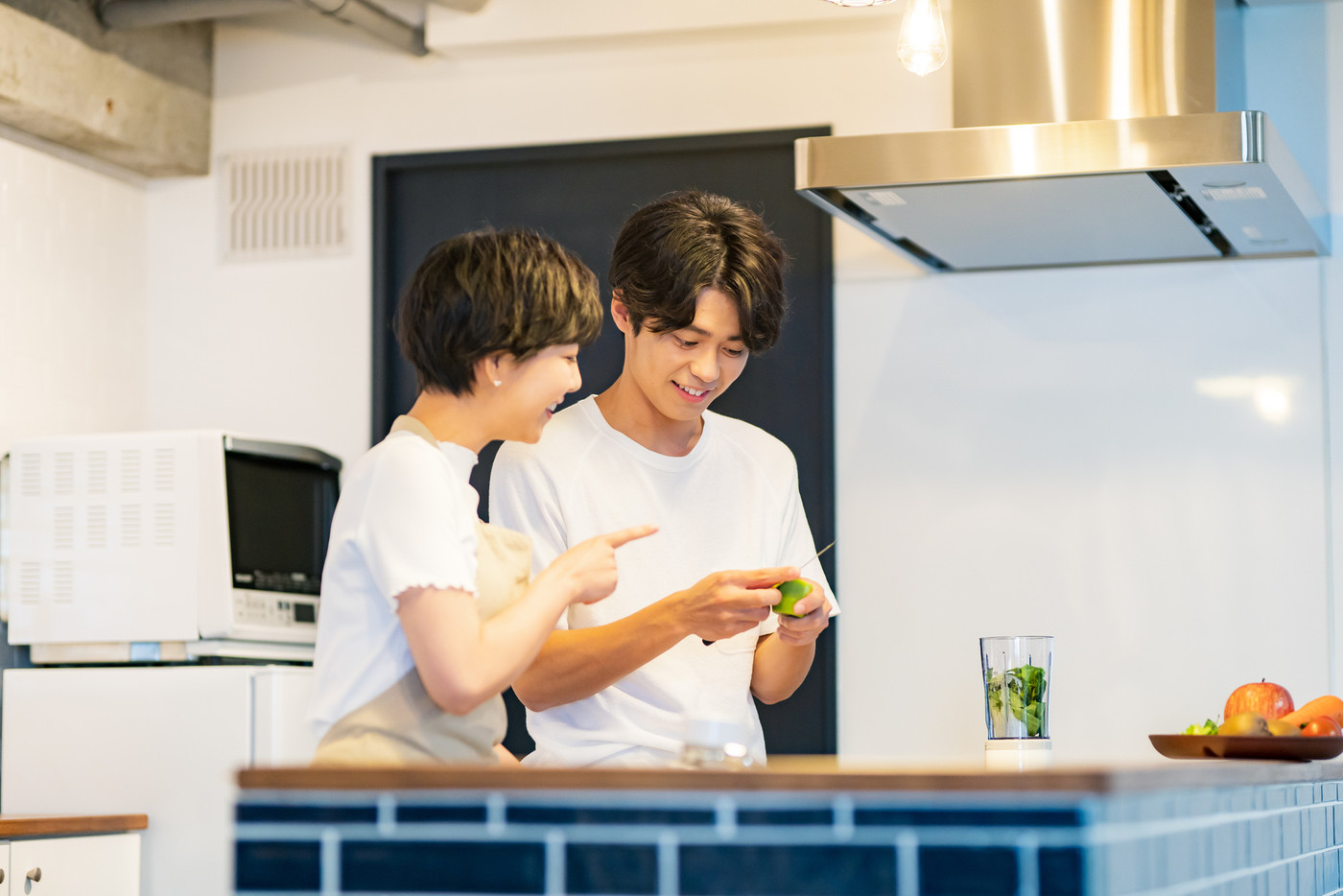 キッチンで料理をするカップル