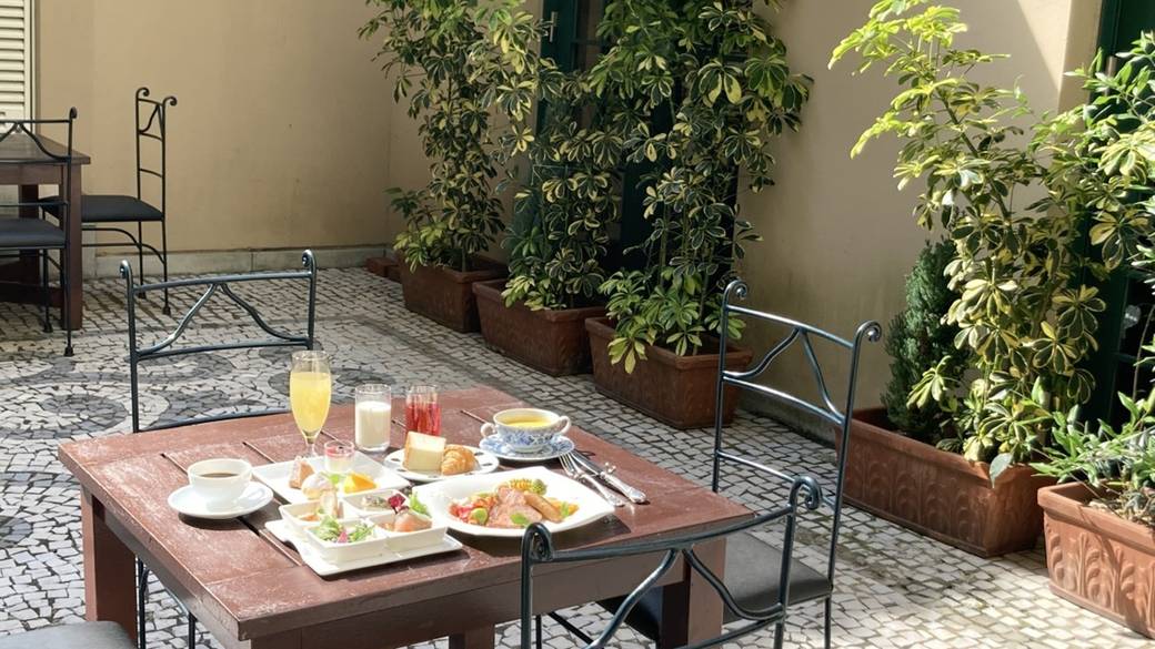 朝食はアマリアサロンか中庭で / 1