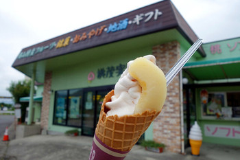 「桃茂実苑」 料理 40075392 白桃果肉入りプレミアムソフトクリーム（ワッフル）