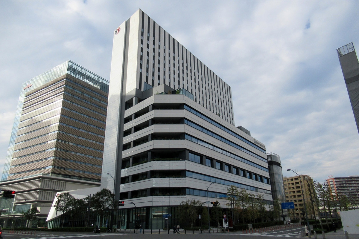 「新高島」駅近く、1階にセブンイレブンがあります