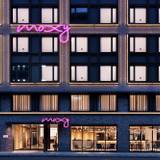 ポップなバーで
チェックイン / 1