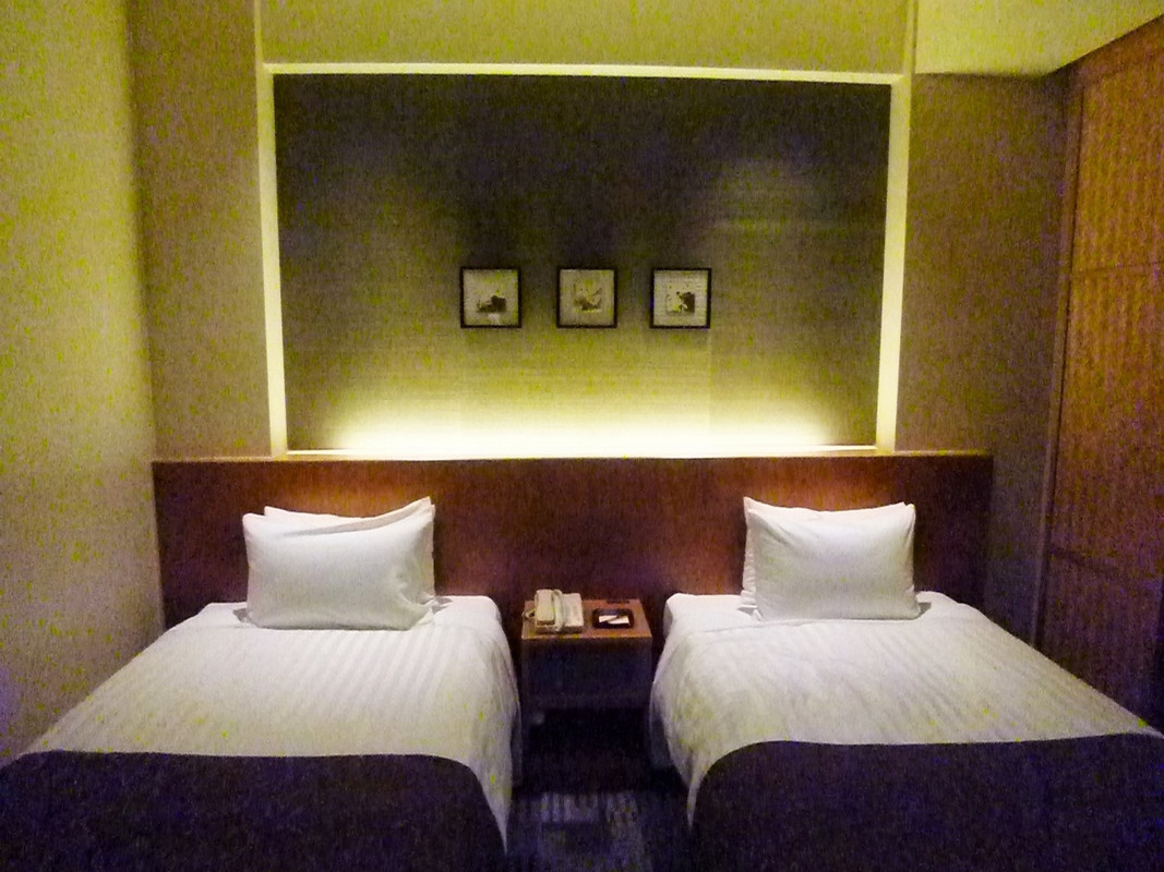 部屋も間接照明でコンパクト＆シンプル！