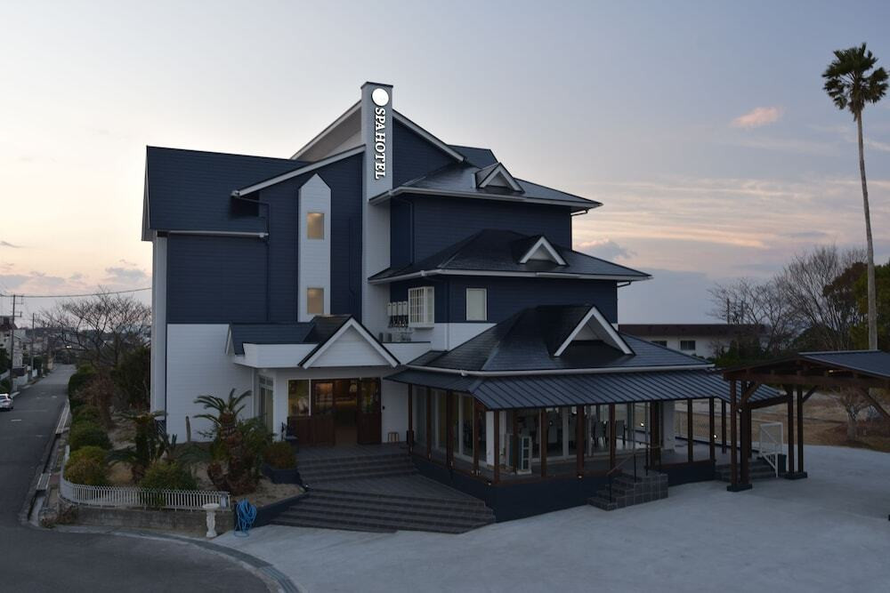 施設の正面 (日没後)