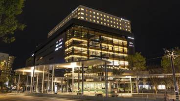 施設の正面 (日没後) / 2