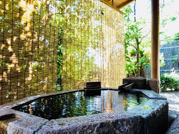 ほどよく開放感のある露天風呂に、心が安らぎます3636543