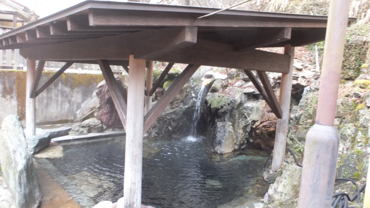 外の露天風呂で行くのに階段が急で部屋からゴム長で行く