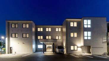 施設の正面 (日没後) / 1