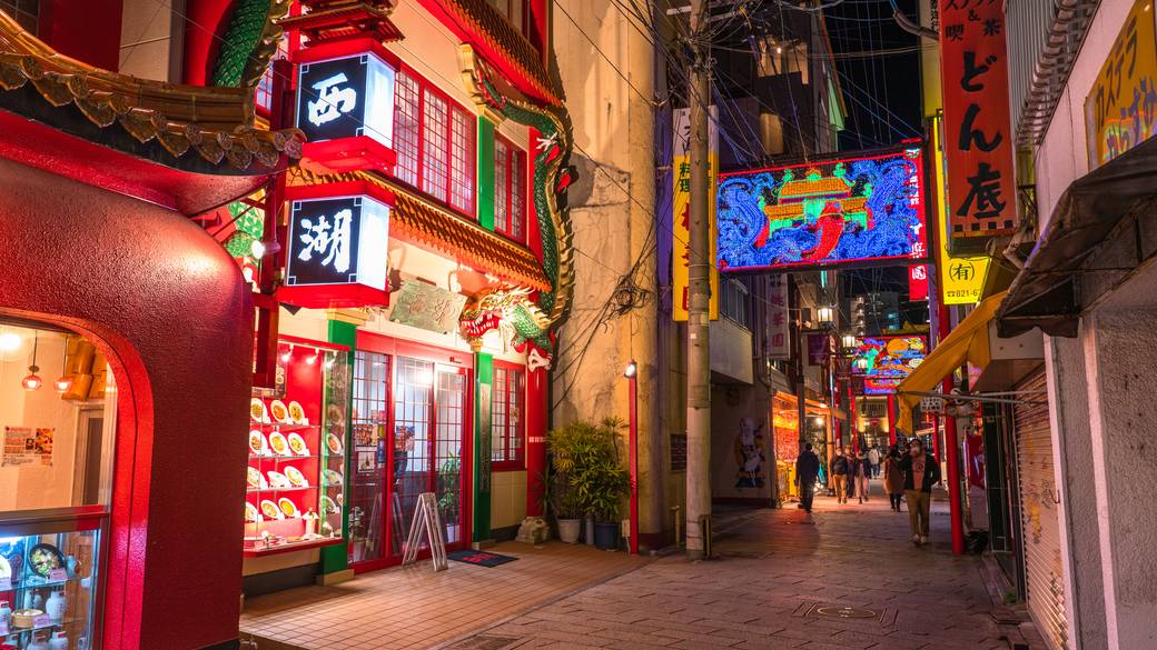 長崎新地中華街の夜の街並み / 2