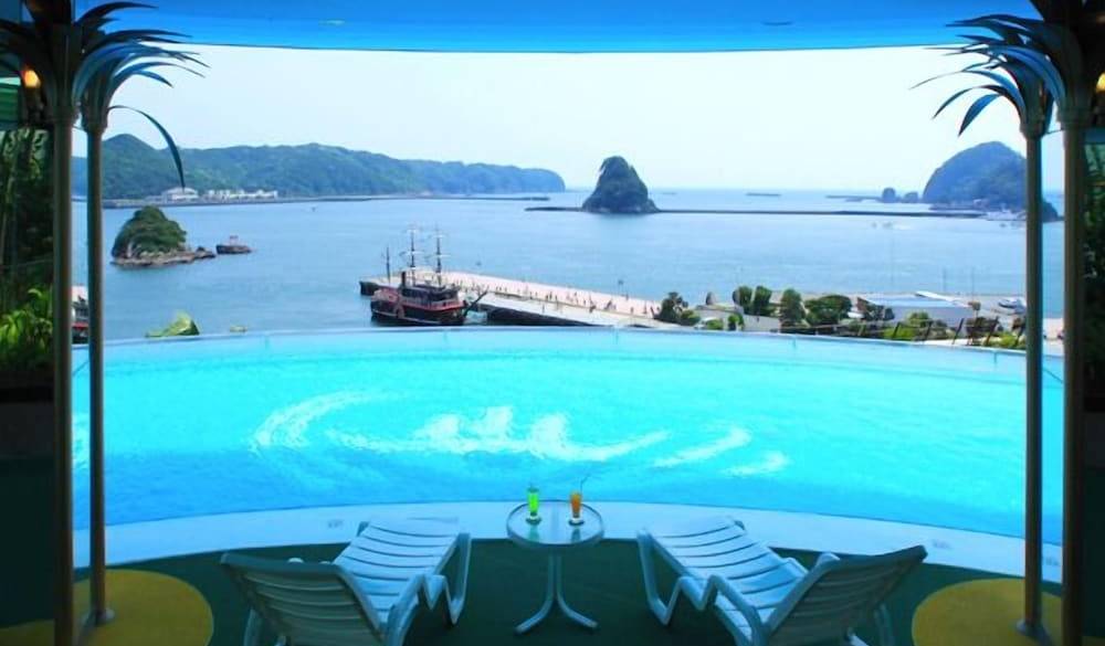 フォトジェニックな
絶景プール / 2