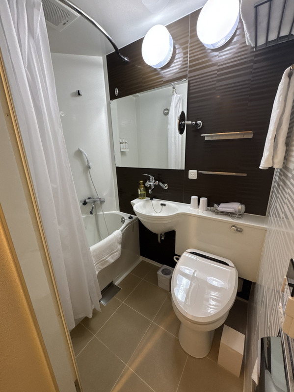 激狭レベルでは無いものの、やはり狭いバスルーム