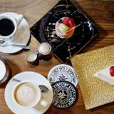 老舗珈琲店の味わいを
併設カフェで堪能 / 2