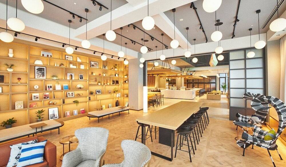 天井までアート作品があるロビー / 1