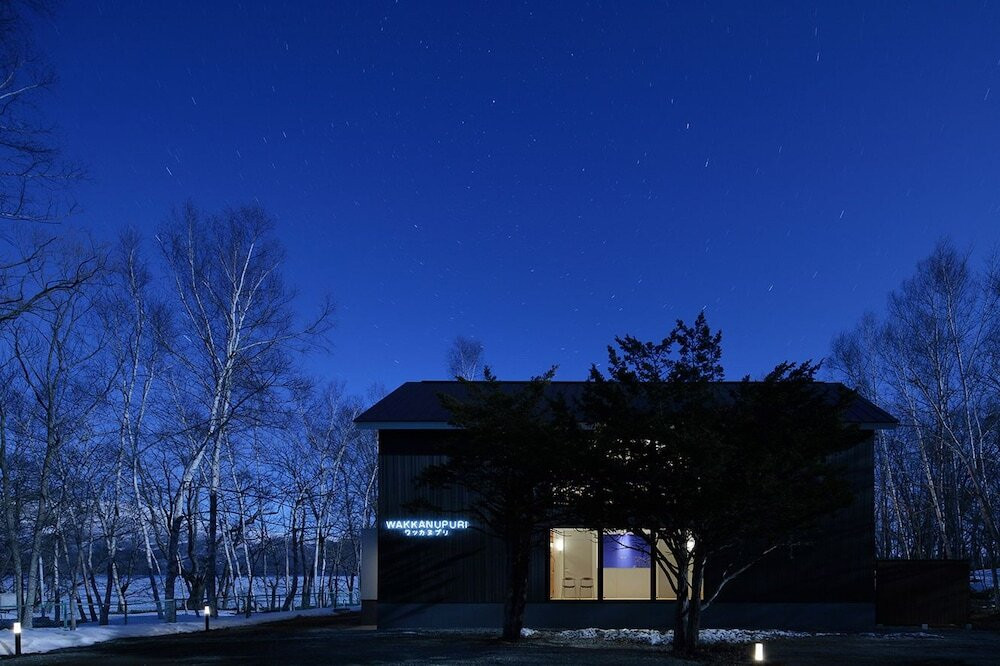 施設の正面 (日没後)