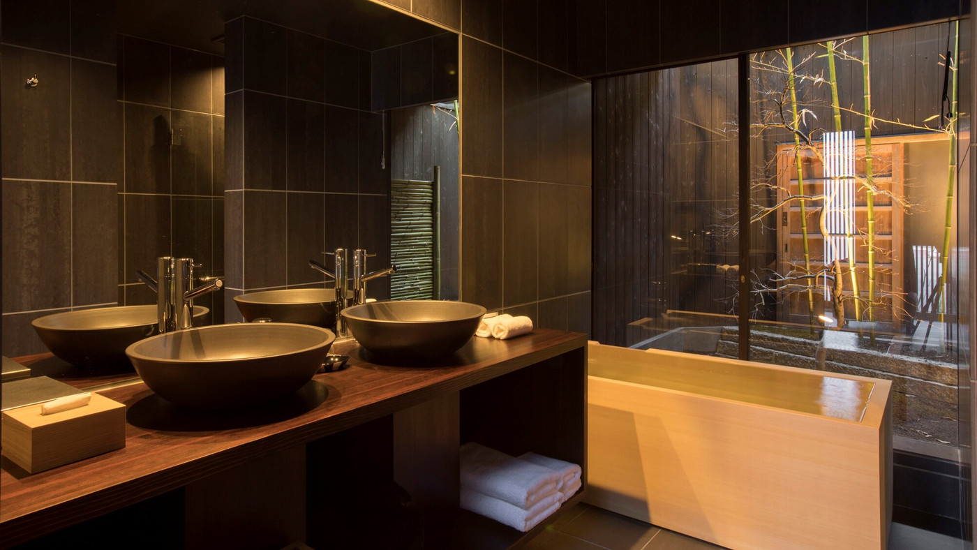 瓦敷きの土間と吹き抜けが雰囲気満点。“離れ町家”で気兼ねなく過ごせる3929423