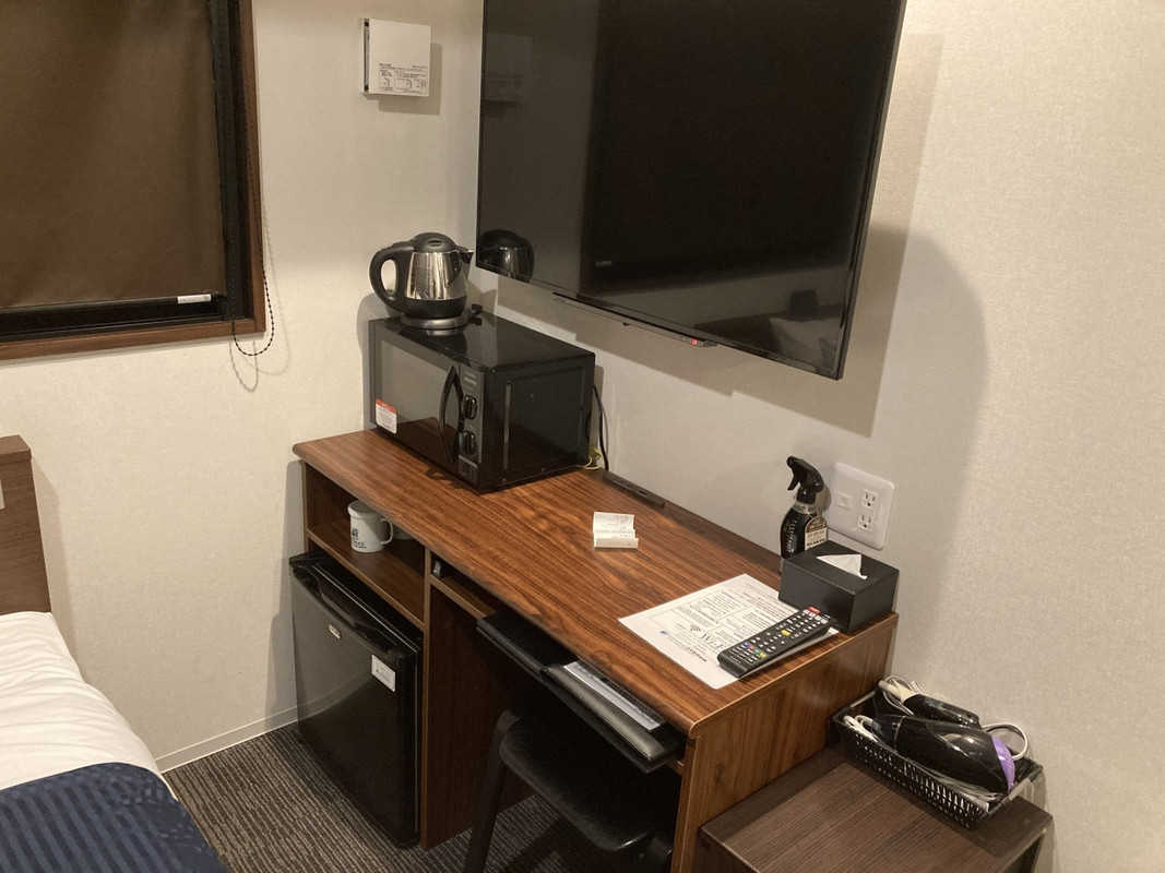 仕事でも使えるデスクに電子レンジが室内にあるのがよい