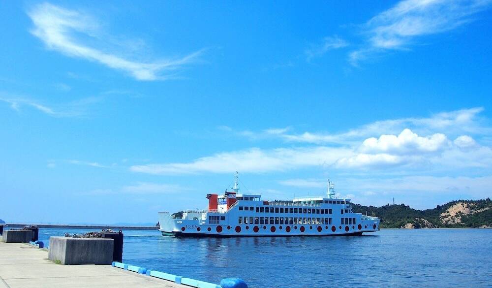 直島行きのフェリー / 2