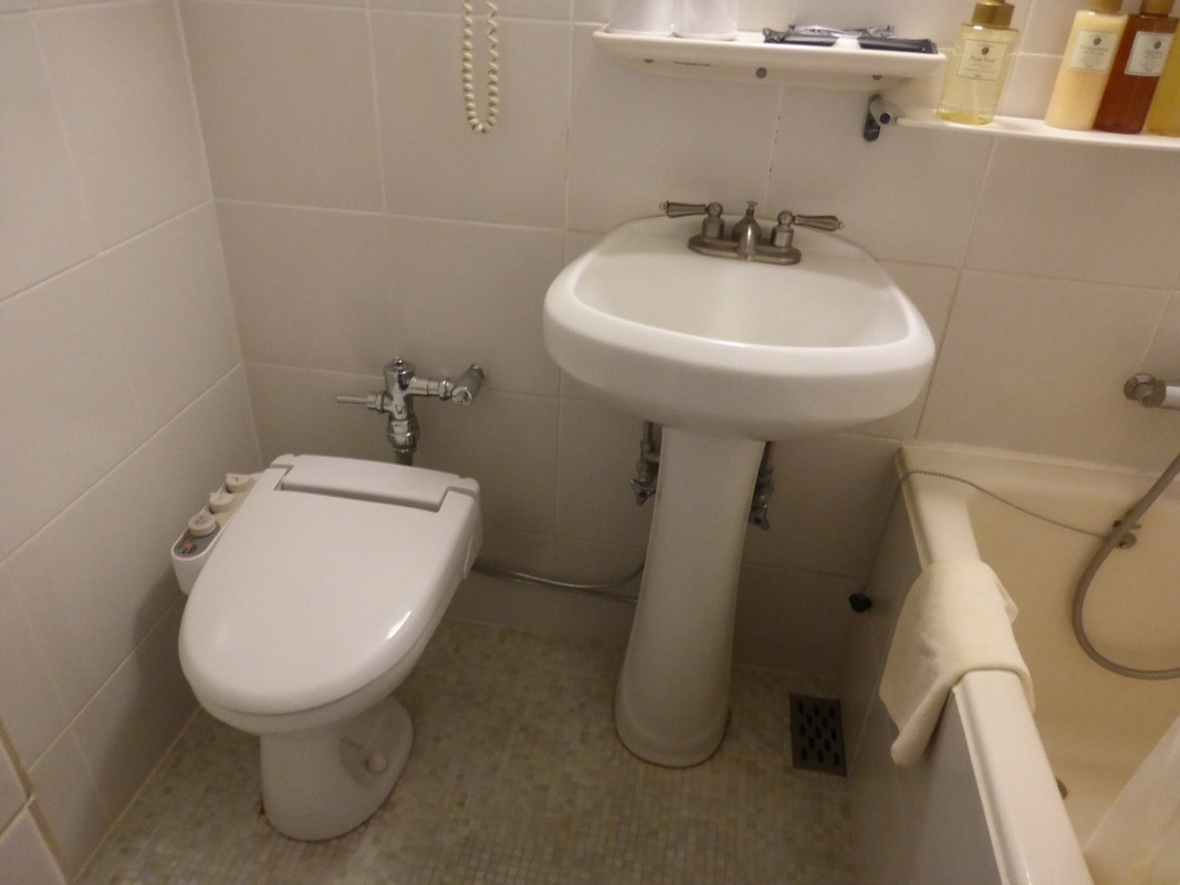 バス＆トイレルーム内は古いままって感じ。