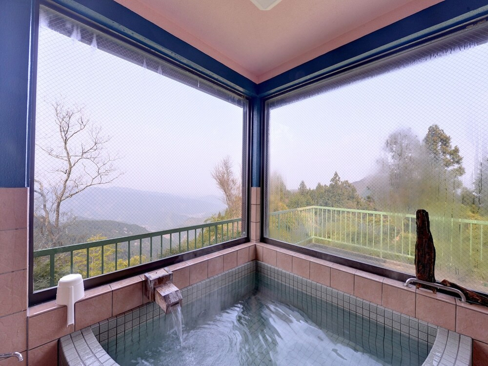 朝の神聖な空気を吸い込んで。山々に囲まれた宿坊4237305