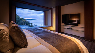 [401] 露天風呂付 キングサイズベッドルーム / 45平米(禁煙) : 食事処