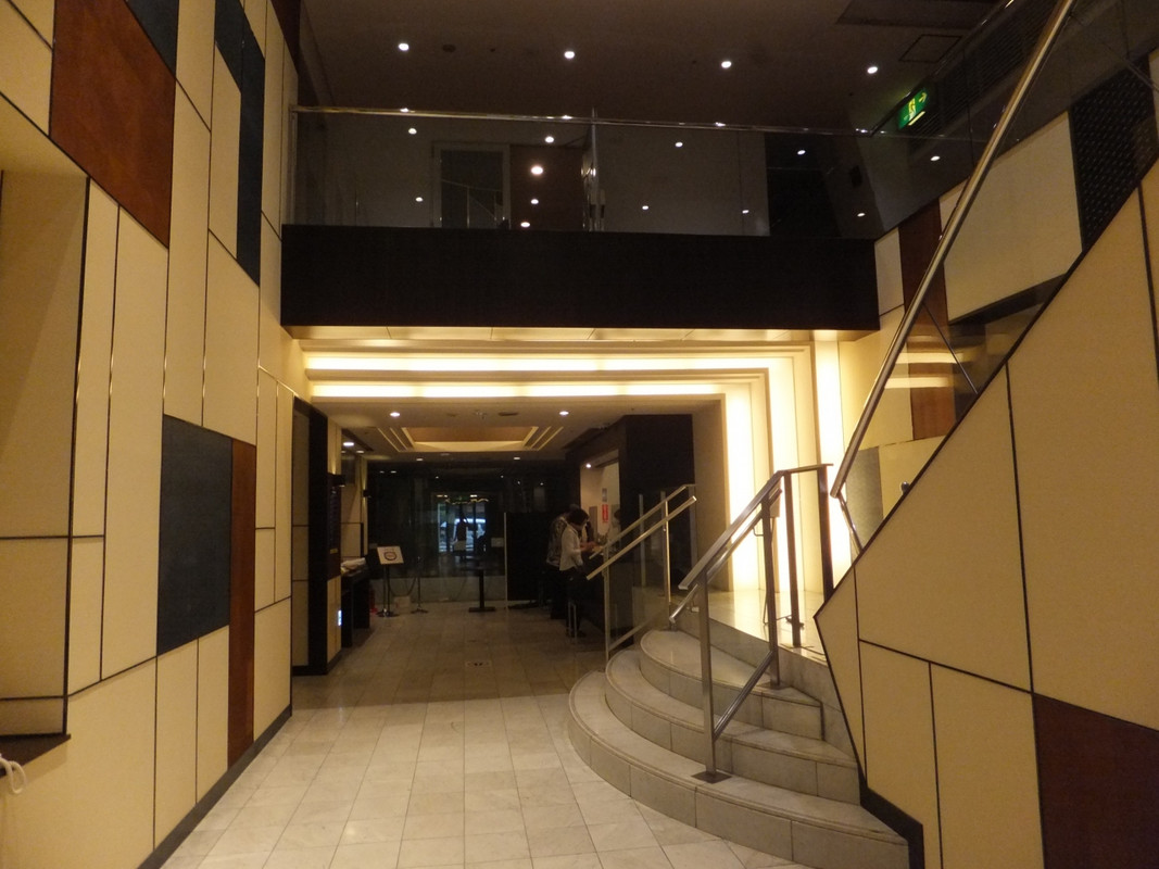 ずっと奥まで進んでやっとフロントが？