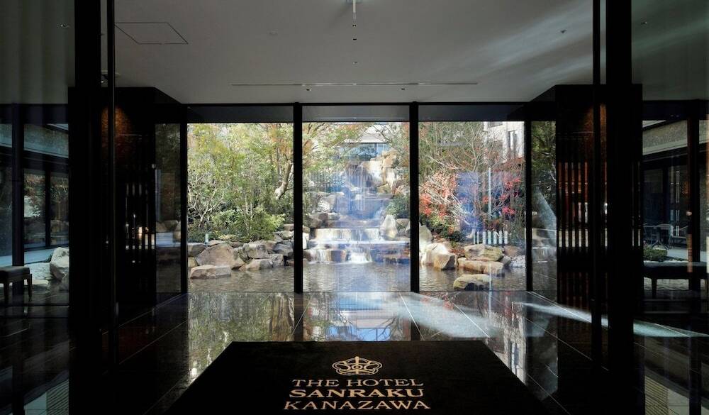 エントランスからの中庭 / 2