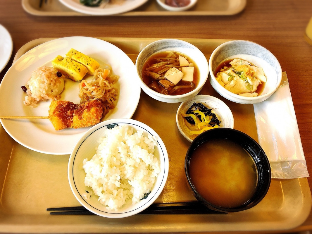 朝食ブッフェ。いがまんじゅうは流石！和菓子屋の物で美味しい。