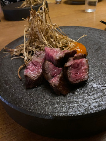 「オキオリーブ澳邸」 料理 208039513 土佐あか牛　添えられた塩は父母ケ浜の新月塩　満月と新月で塩の味が変わるとは。。。やはり全ては経験だ！！