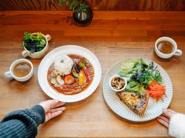 ランチには、野菜たっぷりの「ゆほびカレー」や「キッシュプレート」をどうぞ