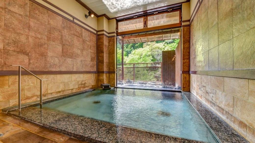 露天風呂付き大浴場で
全身をゆるめて / 1