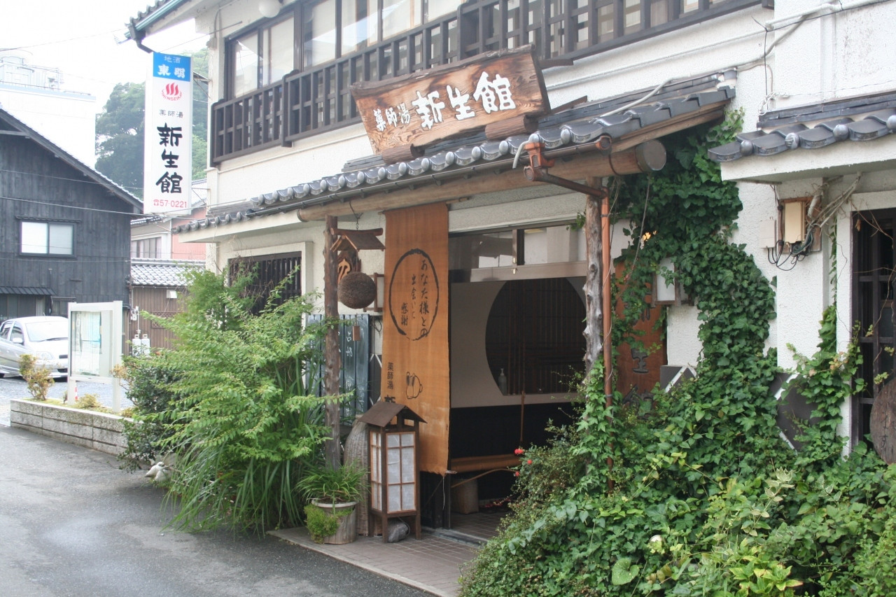 レトロな和風旅館で海鮮料理を堪能する4037516