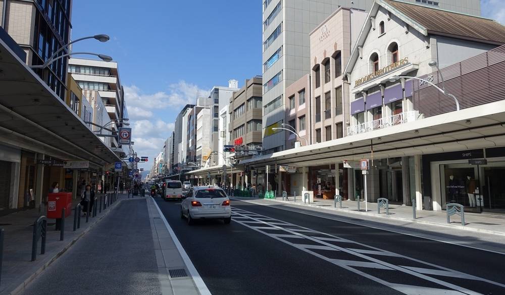 祇園祭の舞台にもなる四条通 / 3