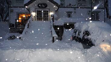 施設の正面 (日没後) / 2