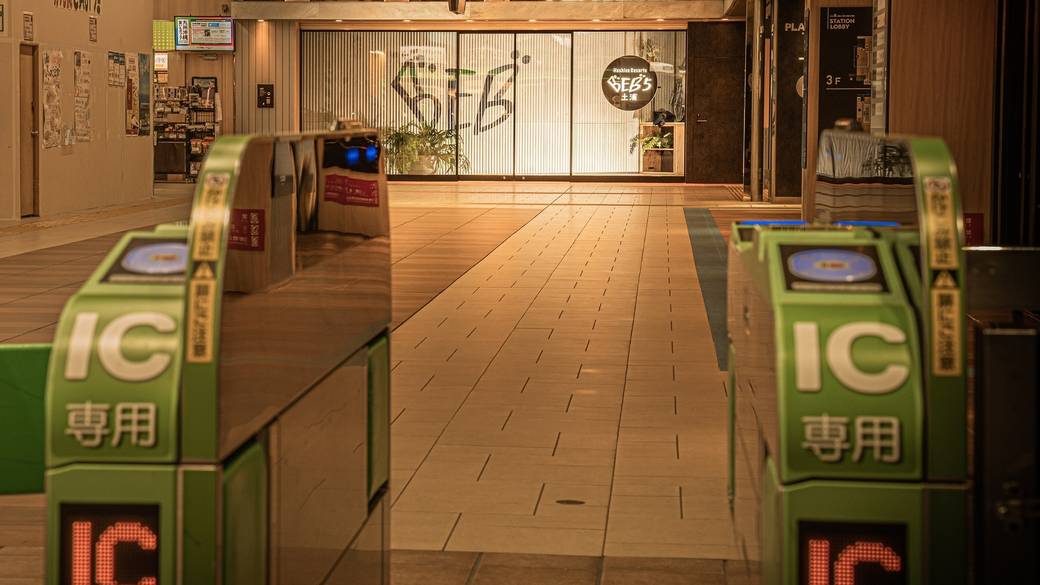 改札からすぐのエントランス / 3