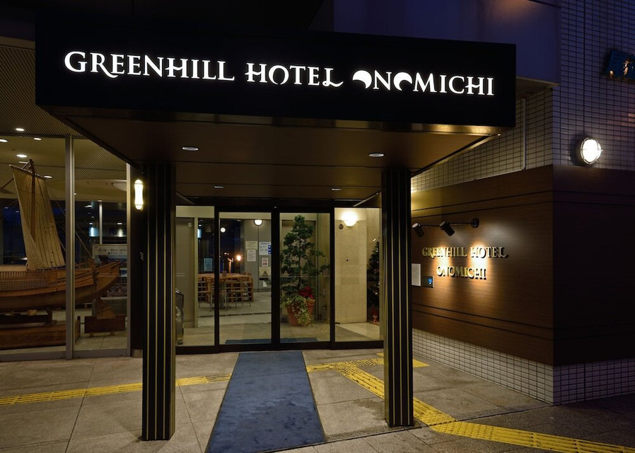 施設の正面 (日没後)