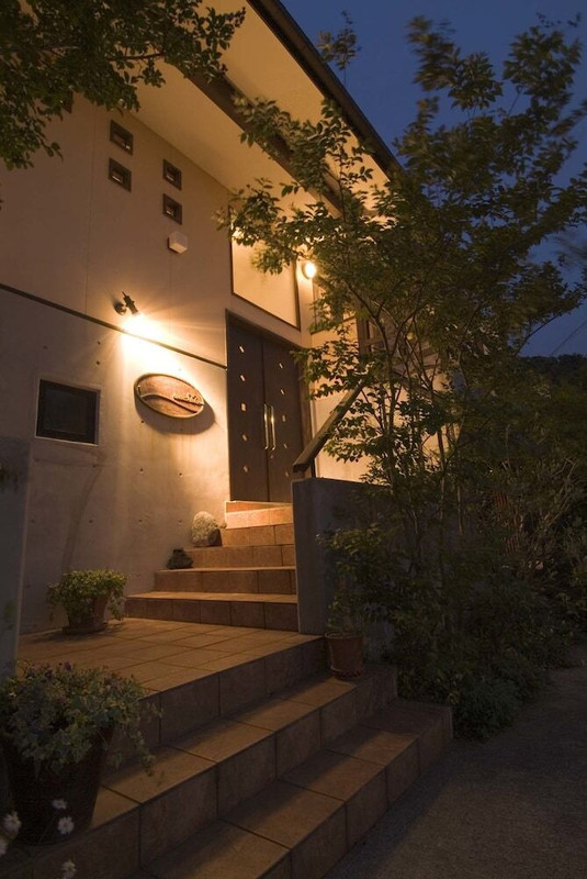 施設の正面 (日没後)