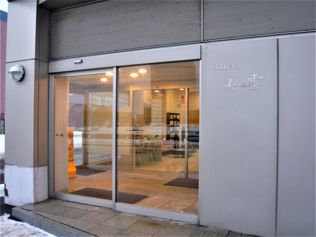 玄関もコンパクトで飾り気無しです