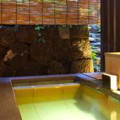 湯畑草菴（群馬県 リゾートホテル）：草津温泉の風を感じられる露天風呂。あたたかな照明でリラックス効果も倍増。 / 4