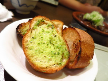 「山利喜 本館」 料理 29809934 煮込みの汁をすくいながら食すガーリックトースト