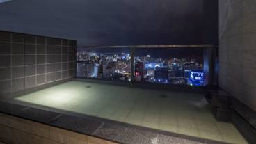 灯の湯の露天風呂 函館街並み(夜) / 1