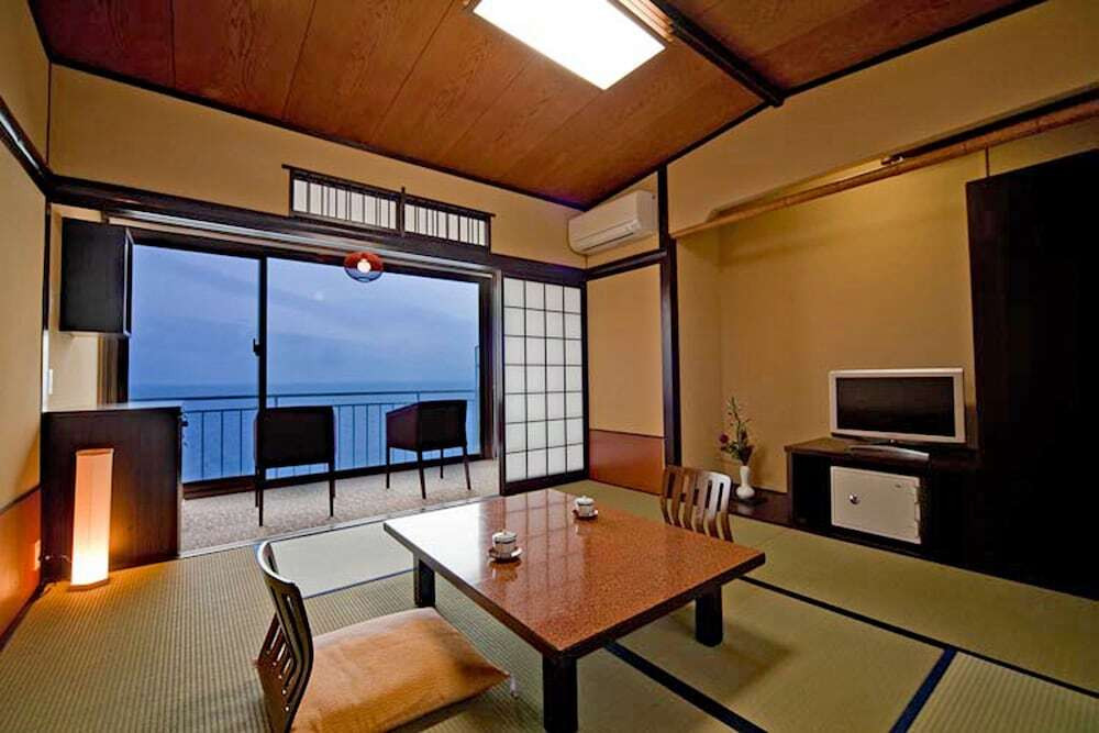 海と空が一体化したように見える露天風呂が大人気！4026307