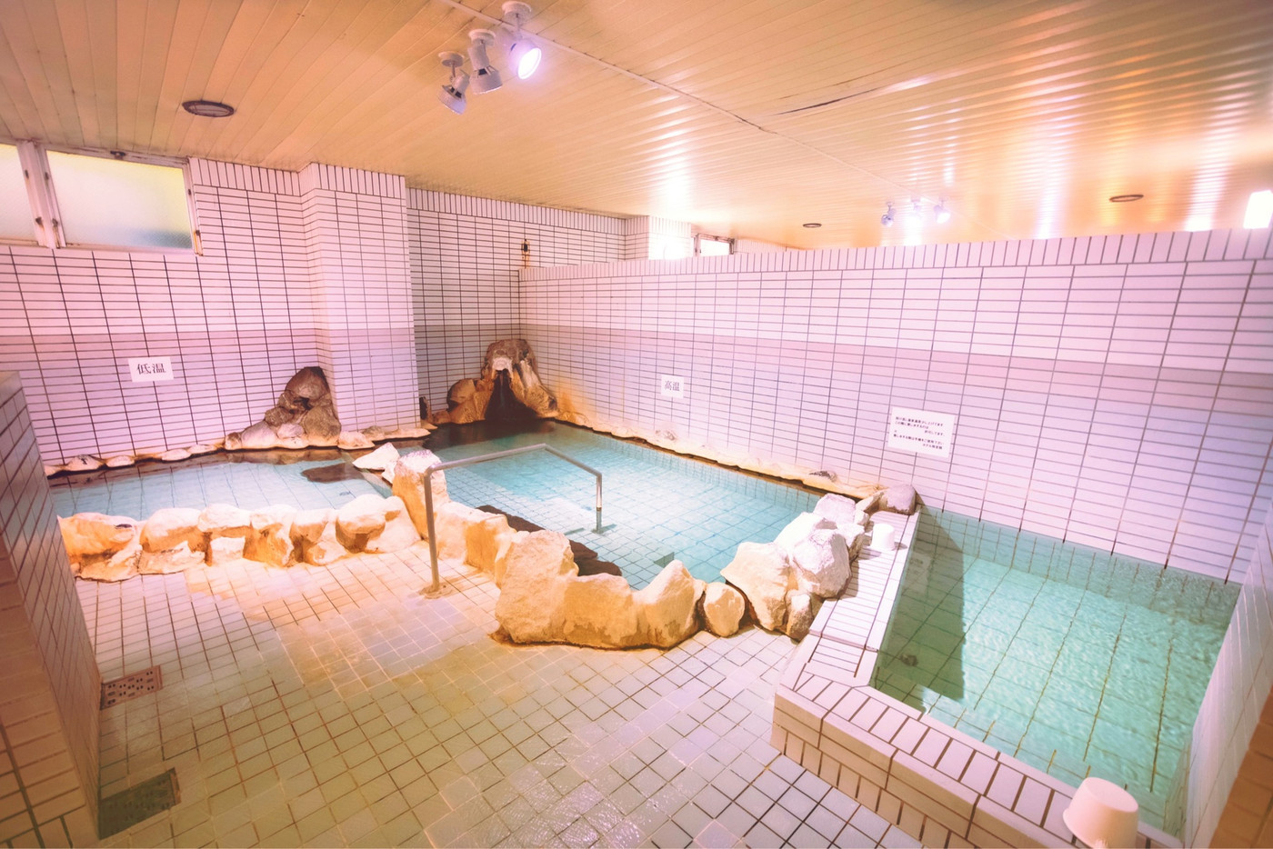 源泉掛け流し温泉で旅の疲れを癒す4228914