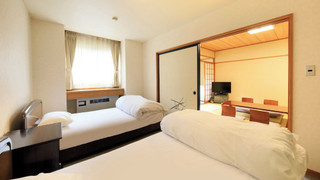 【和洋室】和室10畳＋ツインルーム＋広縁（禁煙・シャワー付）