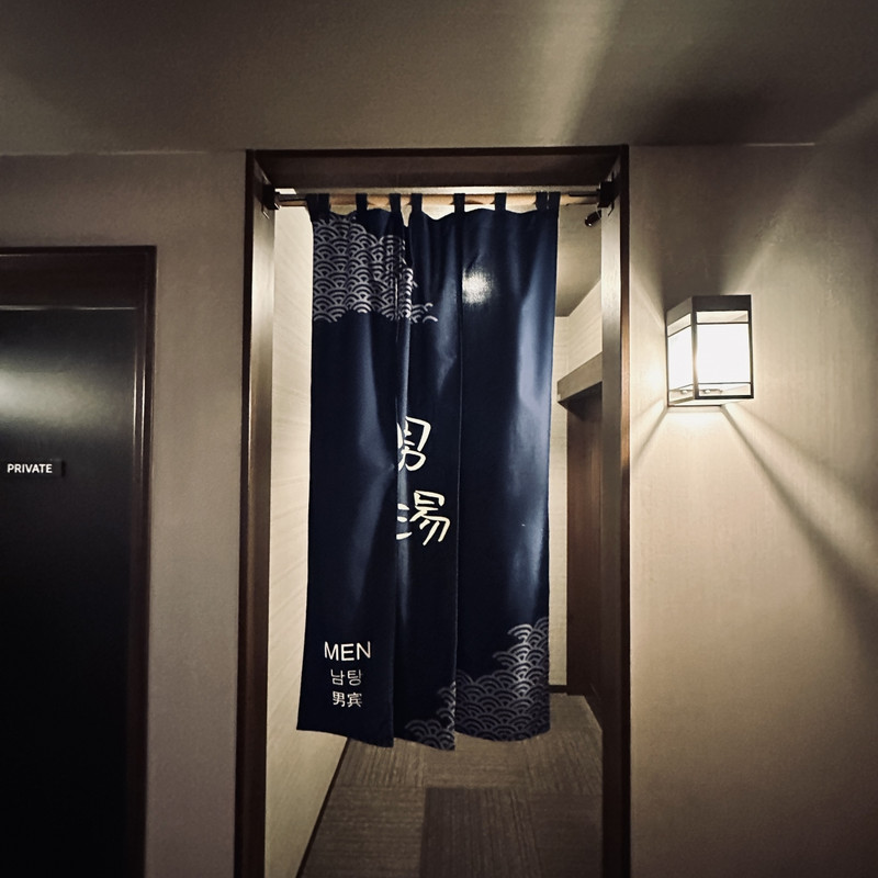 隣に浴室、便利です。